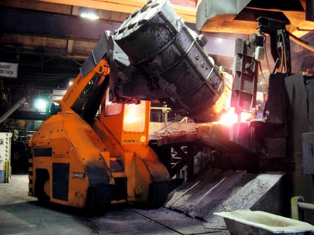 Carretilla elevadora compacta para cargas pesadas HUBTEX durante el uso en una fundición