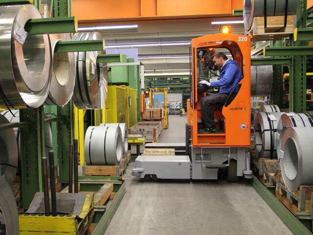 Narrow-aisle coil handling by HUBTEX