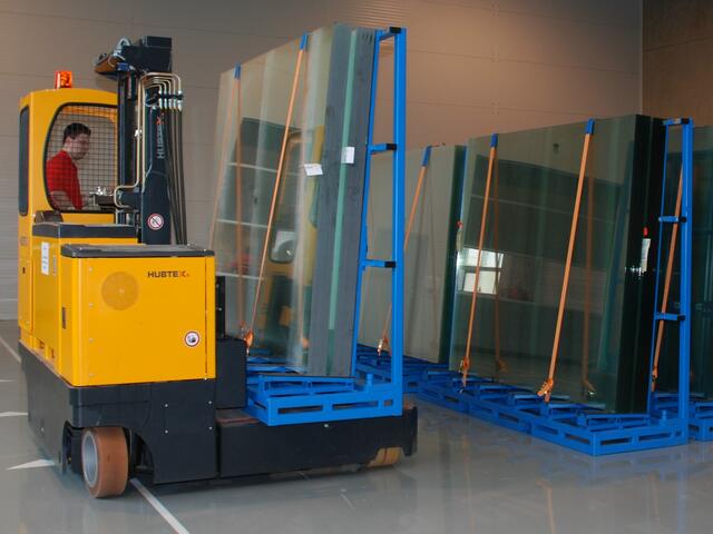 HUBTEX MQ70 bij het hanteren van een glasframe