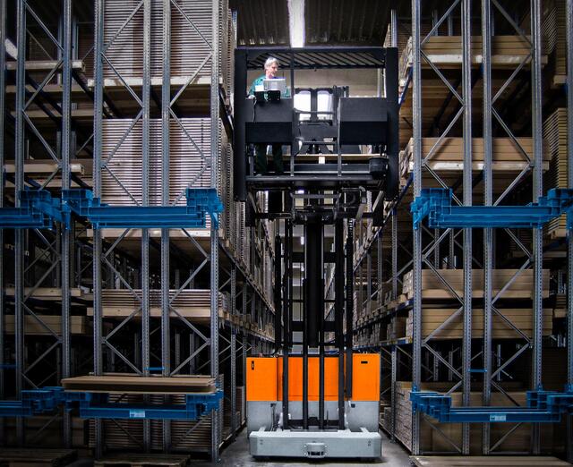 Eine Hubtex Kommissionierplattform im Einsatz in der Holzindustrie