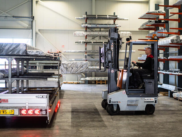 FluX Mehrwege Gegengewichtsstapler transportiert Profile