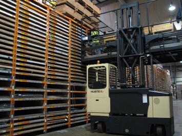 Kommissionieren direkt aus dem Regal mit Hilfe der Kommissionierplattform von HUBTEX