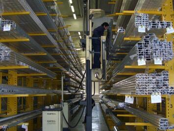 Der MU-OP bietet die Möglichkeit direkt von der Standkabine aus kommissionieren zu können