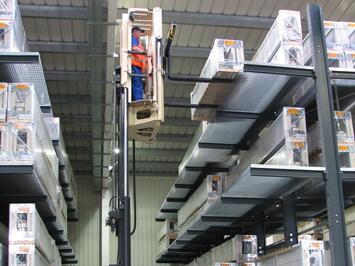 Auch die oberste Regalebene kann durch die höhenverstellbare Kabine erreicht werden