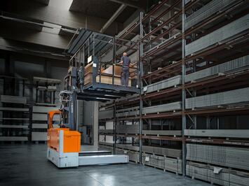 Der Elektro-Mehrwege-Seitenstapler von HUBTEX im Einsatz als Kommissionierfahrzeug