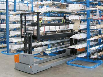 Die HUBTEX Elektro-Zweiseiten-Kommissionierplattform in der 2-Mast-Version