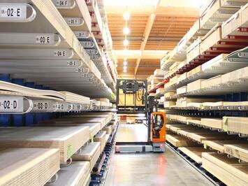 Der HUBTEX Elektro-Mehrwege-Seitenstapler im Einsatz in der Holzindustrie