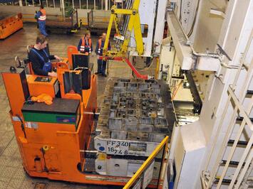 Um veículo da HUBTEX durante a troca de uma ferramenta.