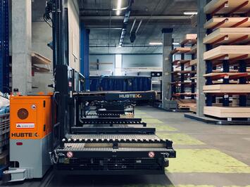 Seitenansicht des Elektro-Mehrwege-Zweiseiten-Kommissionieres MK 70 von HUBTEX