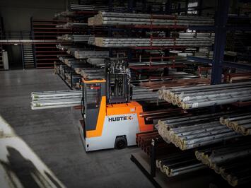 Basix multidirectionele vorkheftruck Hubtex vervoert buizen in smalle gangen