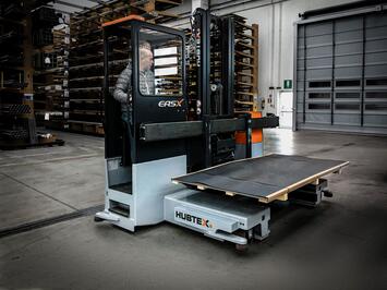 Easy Mehrwegestapler transportiert Platten