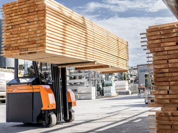 Le chariot élévateur à contrepoids Flux transporte des marchandises longues