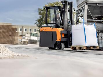 Flux counterbalance truck transports pallets