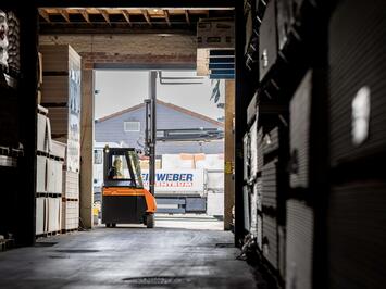 Flux counterbalance truck drives through narrow hall door