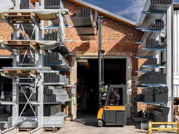 Flux counterbalance truck stores aluminium profiles
