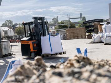 Counterbalanced truck Flux transports pallet with building materials