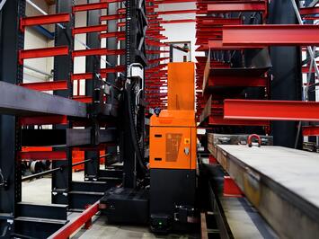 Automatisierter Mehrwegestapler PHOENIX im Kragarmregal
