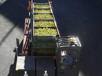 HUBTEX Sondergerät beladen mit Apfelkisten