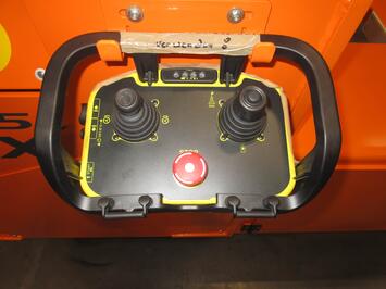 Der Transporter wird mithilfe einer tragbaren Funkfernbedienung gesteuert