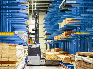 Handling von langem Holz in einem Schmalgang