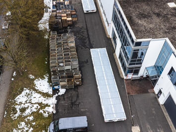 HUBTEX Schwerlast Plattform transportiert 40 t auf unebenem Boden im Außenbereich