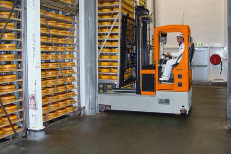 Einlagern von Käse mithilfe des HUBTEX Mehrwege-Seitenstaplers