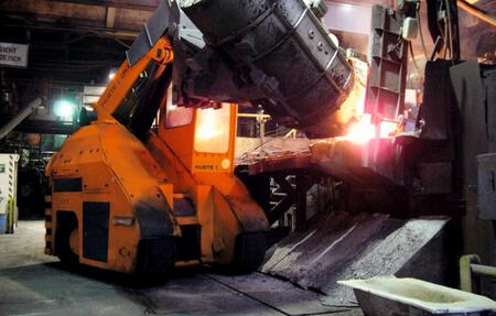 HUBTEX Schwerlast Kompaktstapler beim Einsatz in der Gießerei