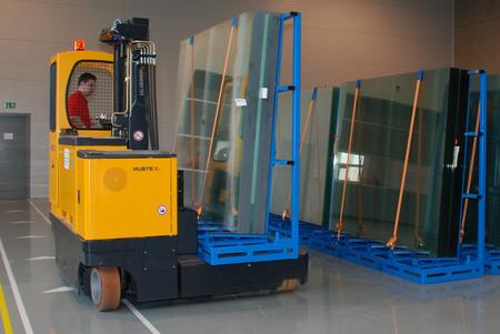 HUBTEX MQ70 bij het hanteren van een glasframe