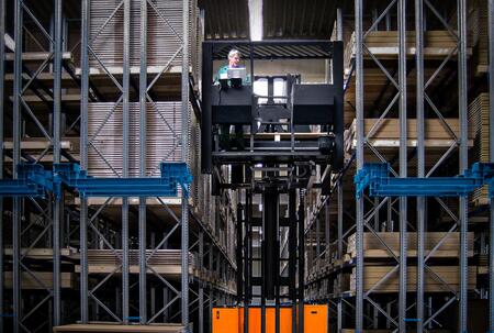 Eine Hubtex Kommissionierplattform im Einsatz in der Holzindustrie