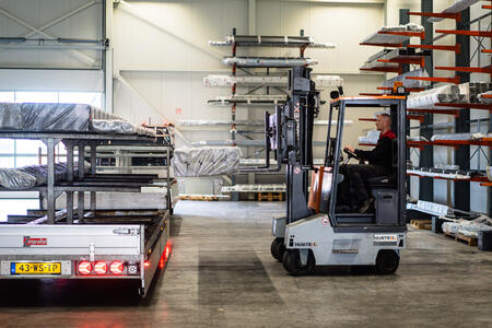 FluX Mehrwege Gegengewichtsstapler transportiert Profile