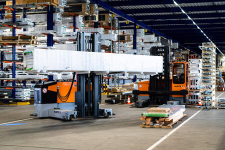 Mehrwege Seitenstapler transportiert lange Lasten