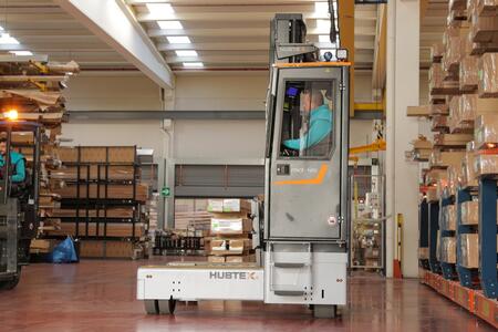 Carretilla multidireccional PHOENIX manipulando perfiles de aluminio