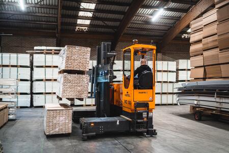 Hubtex ESTL transportiert MDF Platten