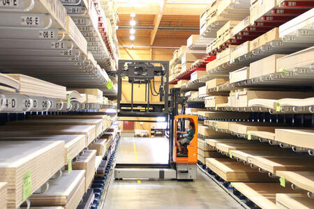 Mehrwegestapler und Kommissionierer von Holz