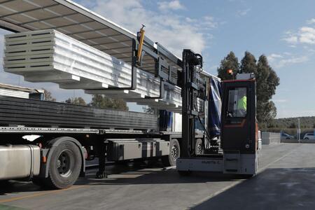 Descarga de camión con la carrretilla multidireccional PHOENIX de Hubtex