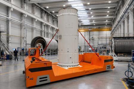 HUBTEX Schwerlast Plattformtransporter SFX transportiert Rakete in Raumfahrtproduktion
