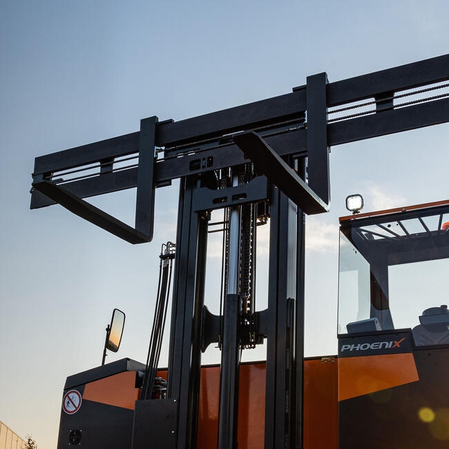 Gabelträger eines Mehrwegeseitenstaplers bei Sonnenuntergang