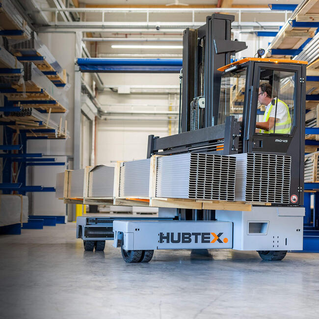Phoenix Mehrwegestapler transportiert lange Last
