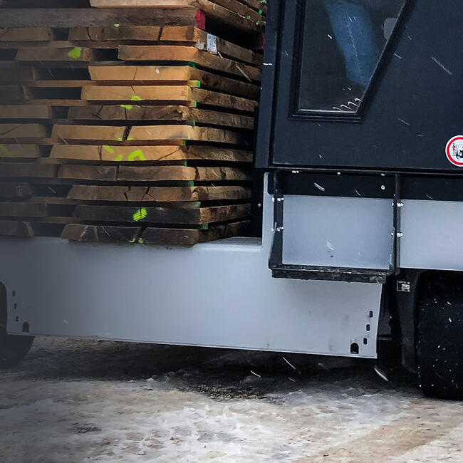 Stapler fährt Holz im Schnee