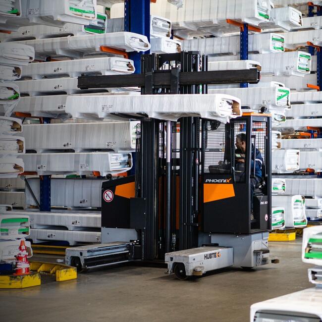 Heftruck rijdt in een smalle gangen magazijn