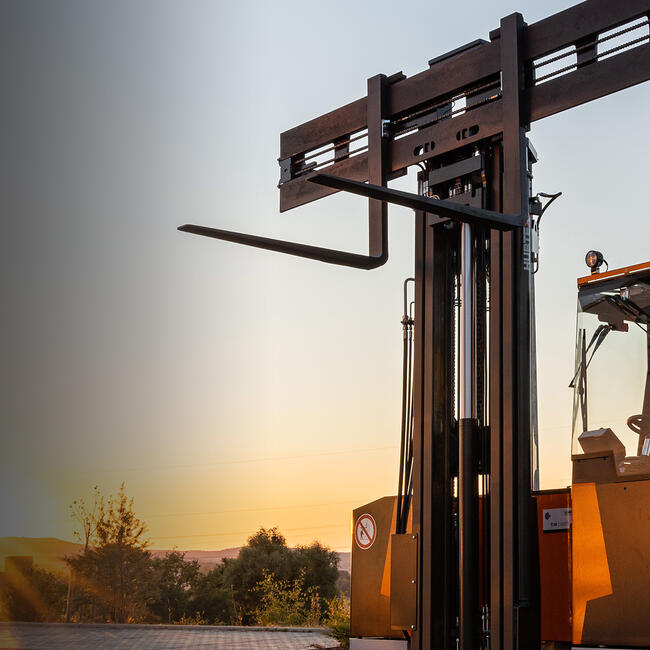 Hubgeüst eines Mehrwegestaplers bei Sonnenuntergang