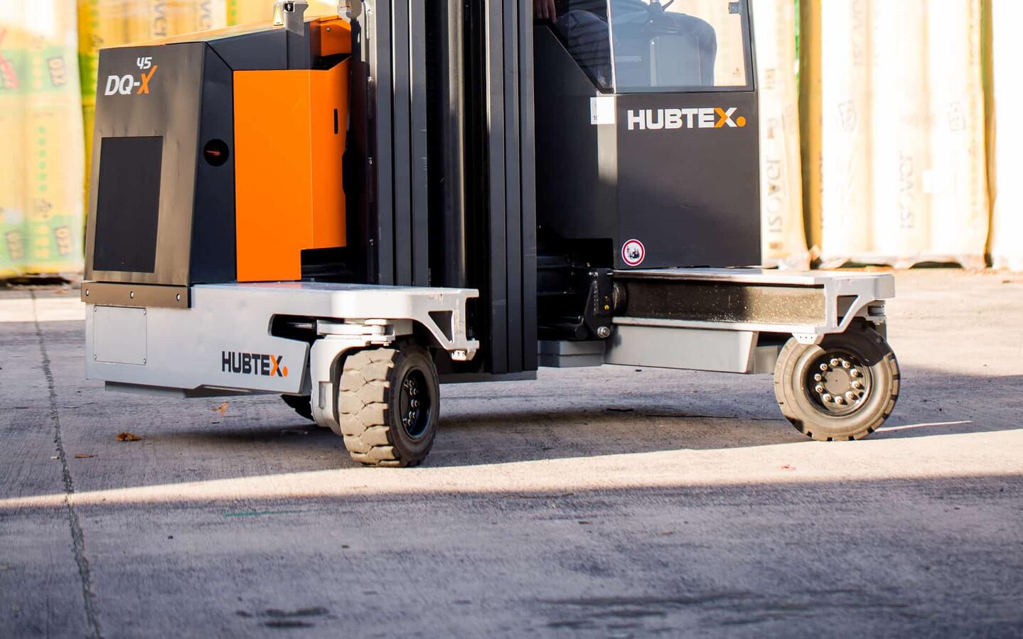 HUBTEX 3-Rad-Fahrwerk im Einsatz auf asphaltiertem Boden 
