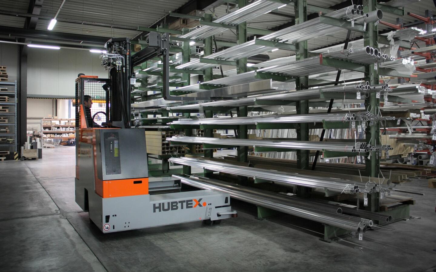 HUBTEX BasiX Mehrwege-Stapler bei der Lastaufnahme von Profilen