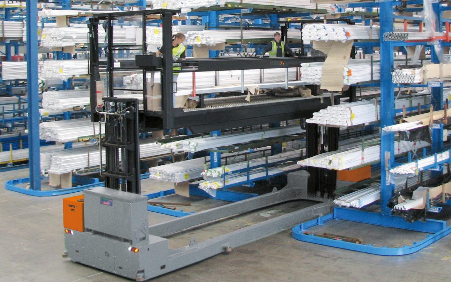 Die HUBTEX Elektro-Zweiseiten-Kommissionierplattform in der 2-Mast-Version