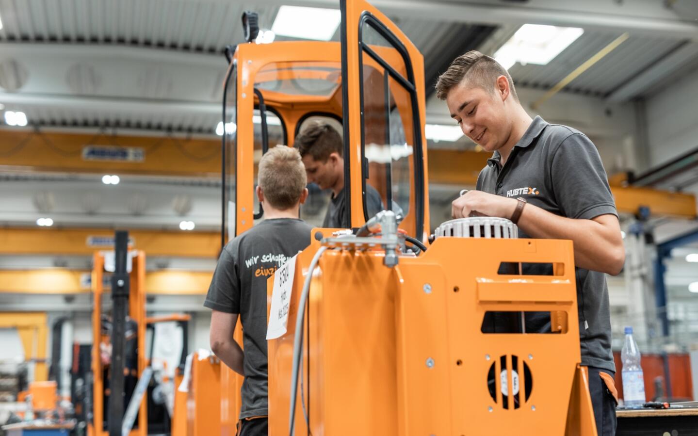 Junge Menschen bei der Arbeit bei HUBTEX