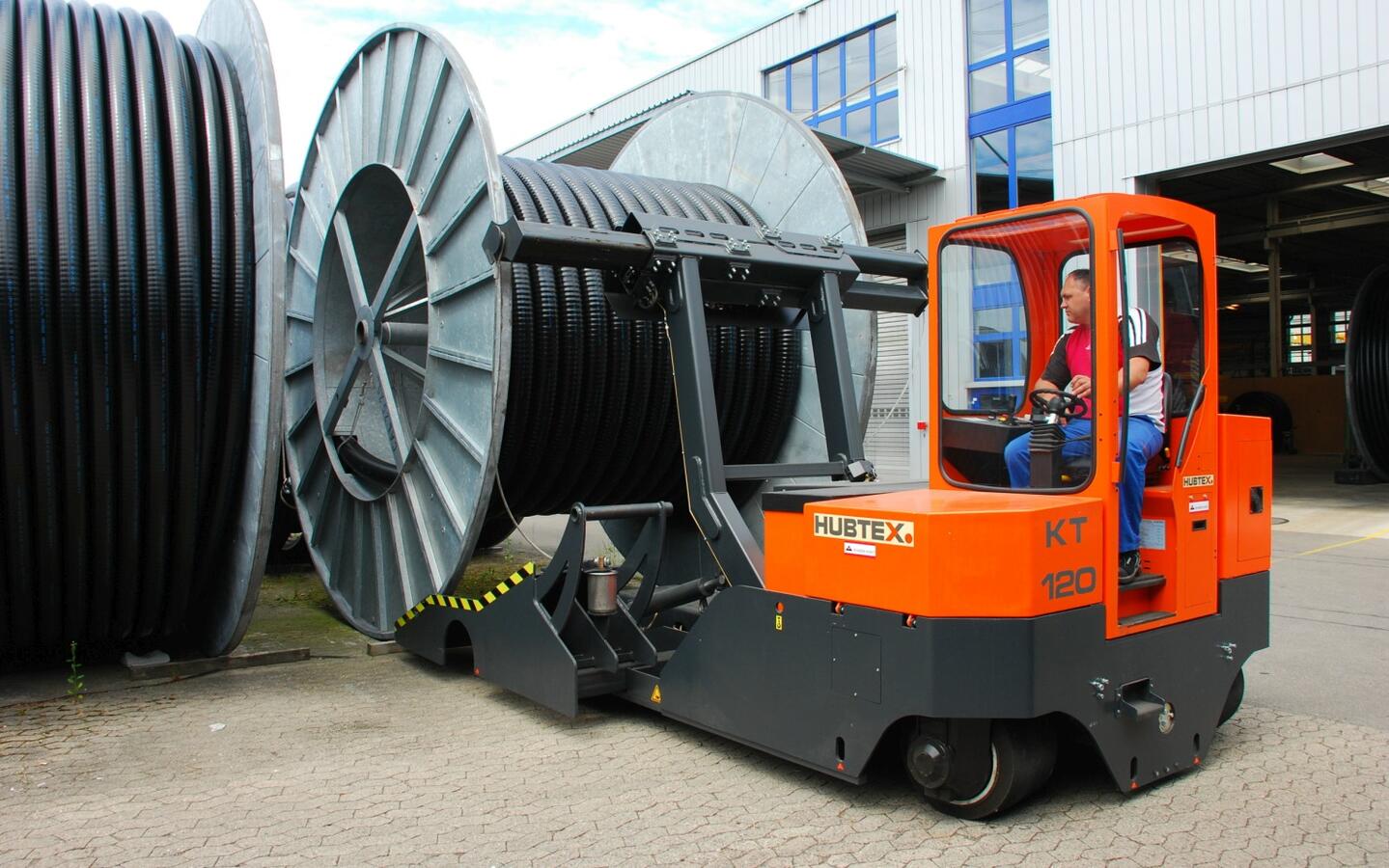 El transportador de bobinas tiene una capacidad de carga de 12 toneladas. 