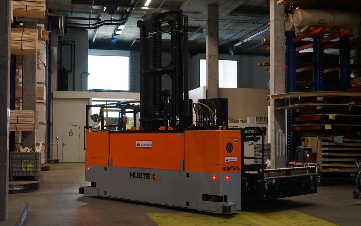 Der Elektro-Mehrwege-Zweiseiten Kommissionierer MK von HUBTEX