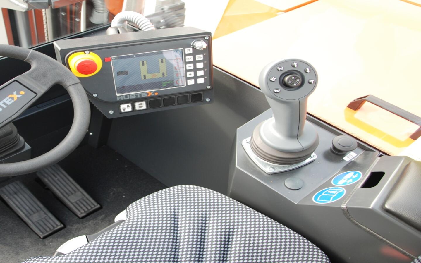 Camion à contrepoids électrique multidirectionnel HUBTEX Vue du flux de la cabine de conduite