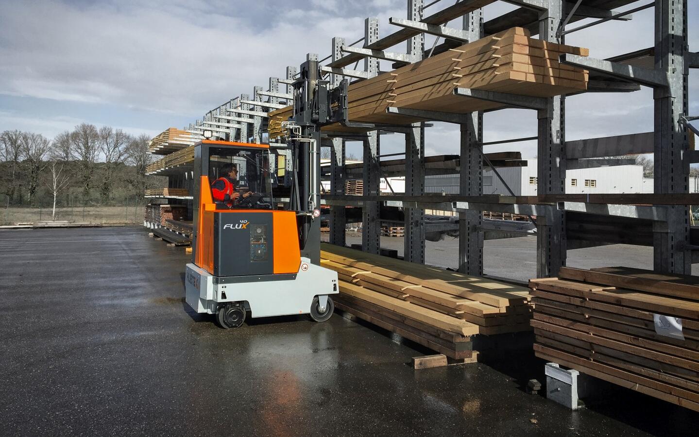 The FluX counterbalanced forklift in use at the outdoor storage facility 