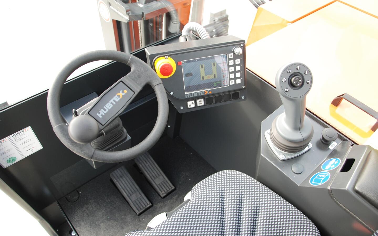 Akumulatorowy wielokierunkowy wózek widłowy z przeciwwagą FluX marki HUBTEX — widok kabiny kierowcy